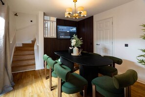 Dining - Botanic House - 3BR Home - Private Parking (Glasgow)