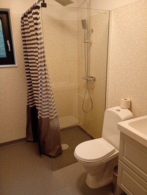 Regadera, bidet, papel de baño 