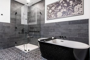 Een douche, milieuvriendelijke toiletartikelen, een haardroger