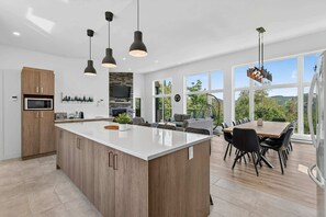 Wasserkocher mit Kaffee-/Teezubehör, Kühlschrank, Mikrowelle, Ofen