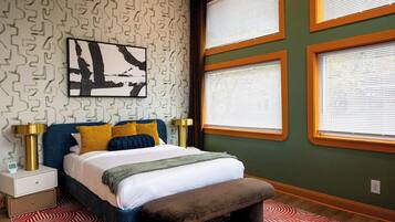 6 habitaciones, escritorio y tabla de planchar con plancha