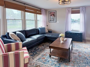 Living area - PVT Waterfront Deck~Firepit~Workspace~Free Parking (Gloucester)