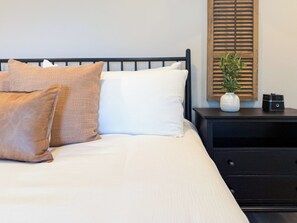 3 عدّة غرف نوم وواي فاي وملاءات أسرّة