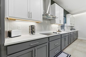 Een koelkast, een microgolfoven, een oven, een kookplaat