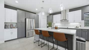 Frigorífico, microondas, horno y placa de cocina