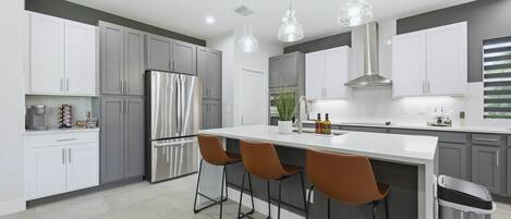 Kjøleskap, mikrobølgeovn, ovn og kokeplater