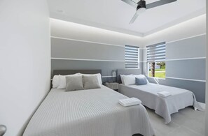 Tabla de planchar con plancha, wifi, ropa de cama