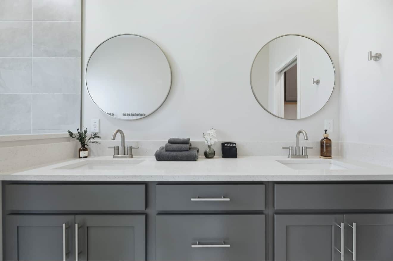 Bruser, hårtørrer, håndklæder, Sæbe