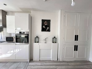 Kylskåp, mikrovågsugn, ugn och spishäll