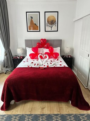 4 bedrooms, desk, iron/ironing board, travel cot - Spacious 4-Bedroom House near Tube: Family-Friendly (Greater London)