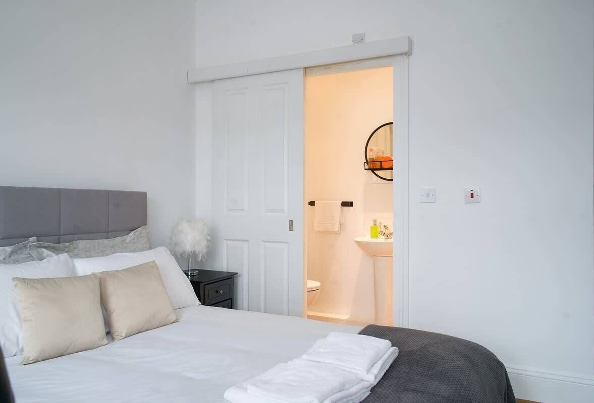 4 عدّة غرف نوم ومكواة/لوح كي وسرير سفر وواي فاي مجانًا