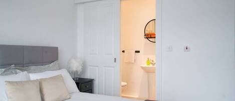 4 عدّة غرف نوم ومكواة/لوح كي وسرير سفر وواي فاي مجانًا