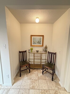 Interior - Walk to Kyle Field! Perfect location for all things Texas A&M (College Station)