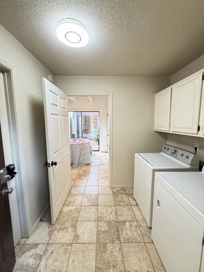 Interior - Walk to Kyle Field! Perfect location for all things Texas A&M (College Station)