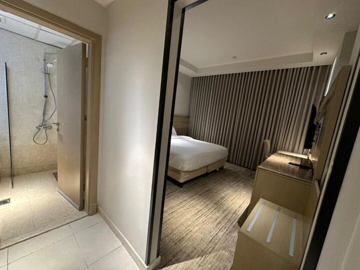 Minibar, rideaux occultants, draps fournis