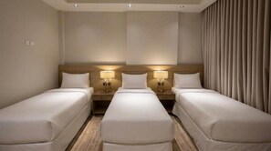 Deluxe Triple Room | Bar mini, langsir/tirai gelap terus, cadar katil 