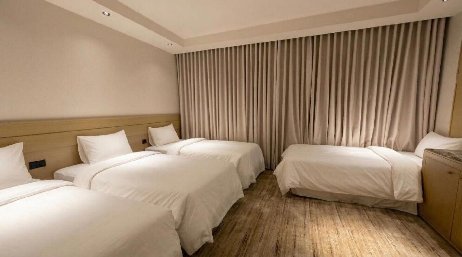 Minibar, rideaux occultants, draps fournis