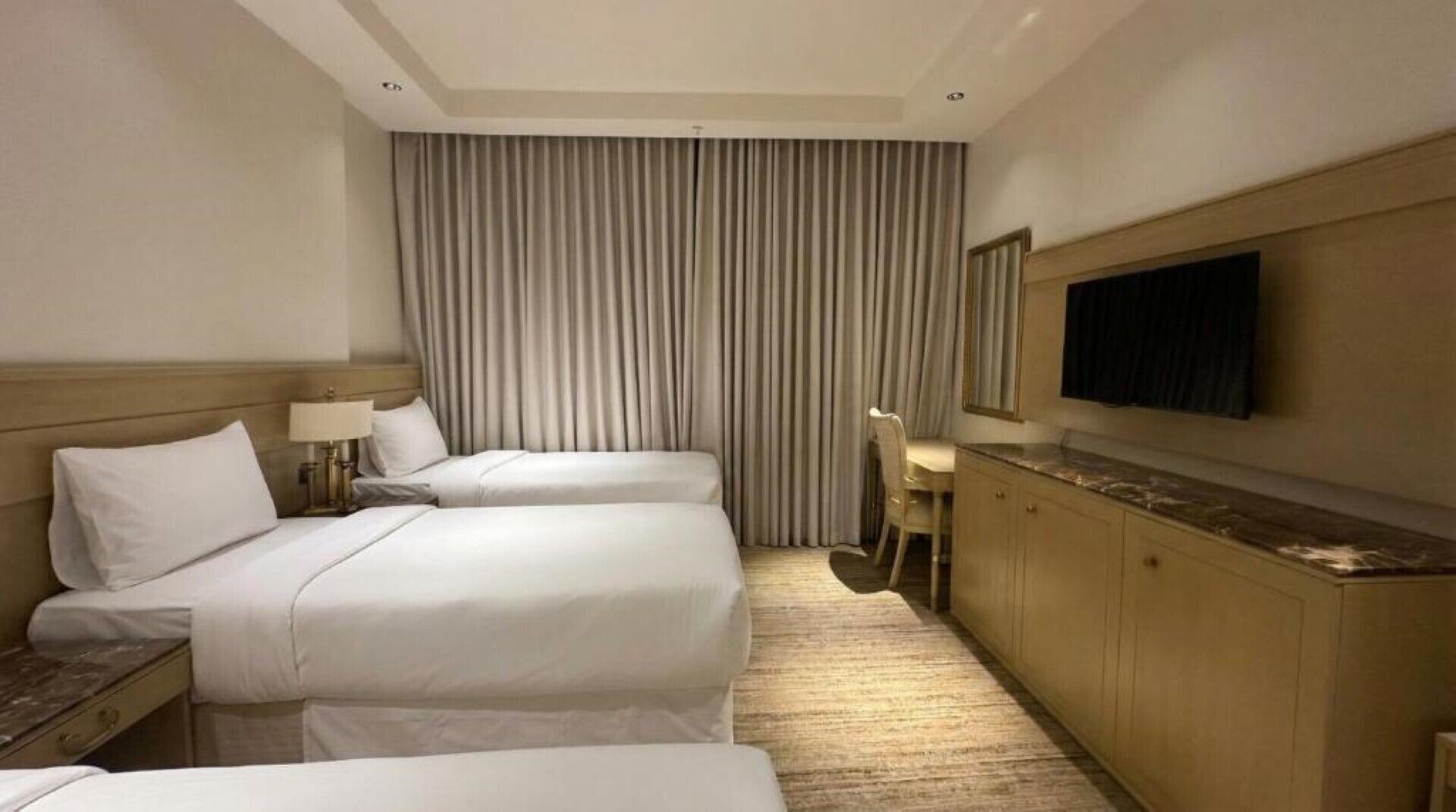 Minibar, rideaux occultants, draps fournis