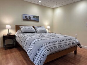 Desk, iron/ironing board, WiFi, bed sheets - #1 Pine Ridge Bar Harbor Hideaway (Bar Harbor)