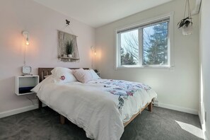 Desk, iron/ironing board, WiFi, bed sheets - #2 Bar Harbor Pine Ridge Retreat (Bar Harbor)