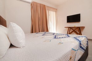 Desk, iron/ironing board, WiFi, bed sheets