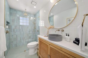 Hair dryer, towels - Luxury Villa 3 Blocks to Beach, Saltwater Pool, Outdoor Oasis, firepit, sunlounge's, mini putt and close to all the area has to offer. (Cape Canaveral)