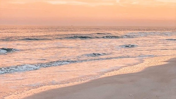 Beach nearby - Luxury Villa 3 Blocks to Beach, Saltwater Pool, Outdoor Oasis, firepit, sunlounge's, mini putt and close to all the area has to offer. (Cape Canaveral)
