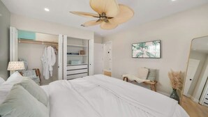 2 bedrooms, iron/ironing board, travel cot, free WiFi - Luxury Villa 3 Blocks to Beach, Saltwater Pool, Outdoor Oasis, firepit, sunlounge's, mini putt and close to all the area has to offer. (Cape Canaveral)