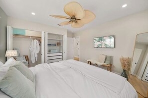 Iron/ironing board, travel cot, free WiFi, bed sheets - Luxury Villa 3 Blocks to Beach, Saltwater Pool, Outdoor Oasis, firepit, sunlounge's, mini putt and close to all the area has to offer. (Cape Canaveral)