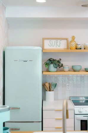 Frigorífico, microondas, horno y placa de cocina