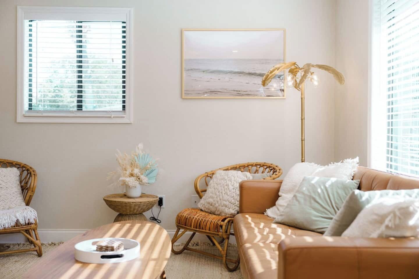 Una Smart TV, videojuegos, una oficina