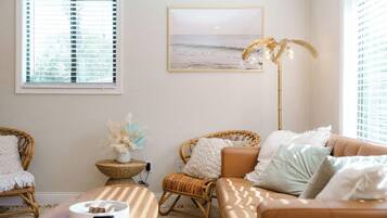 Una Smart TV, videojuegos, una oficina