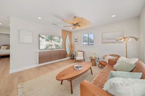 Smart TV, video games, offices - Luxury Villa 3 Blocks to Beach, Saltwater Pool, Outdoor Oasis, firepit, sunlounge's, mini putt and close to all the area has to offer. (Cape Canaveral)