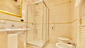 Ducha, secador de pelo, bidet, toallas