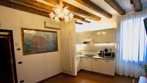 Microondas, placa de cocina, lavavajillas