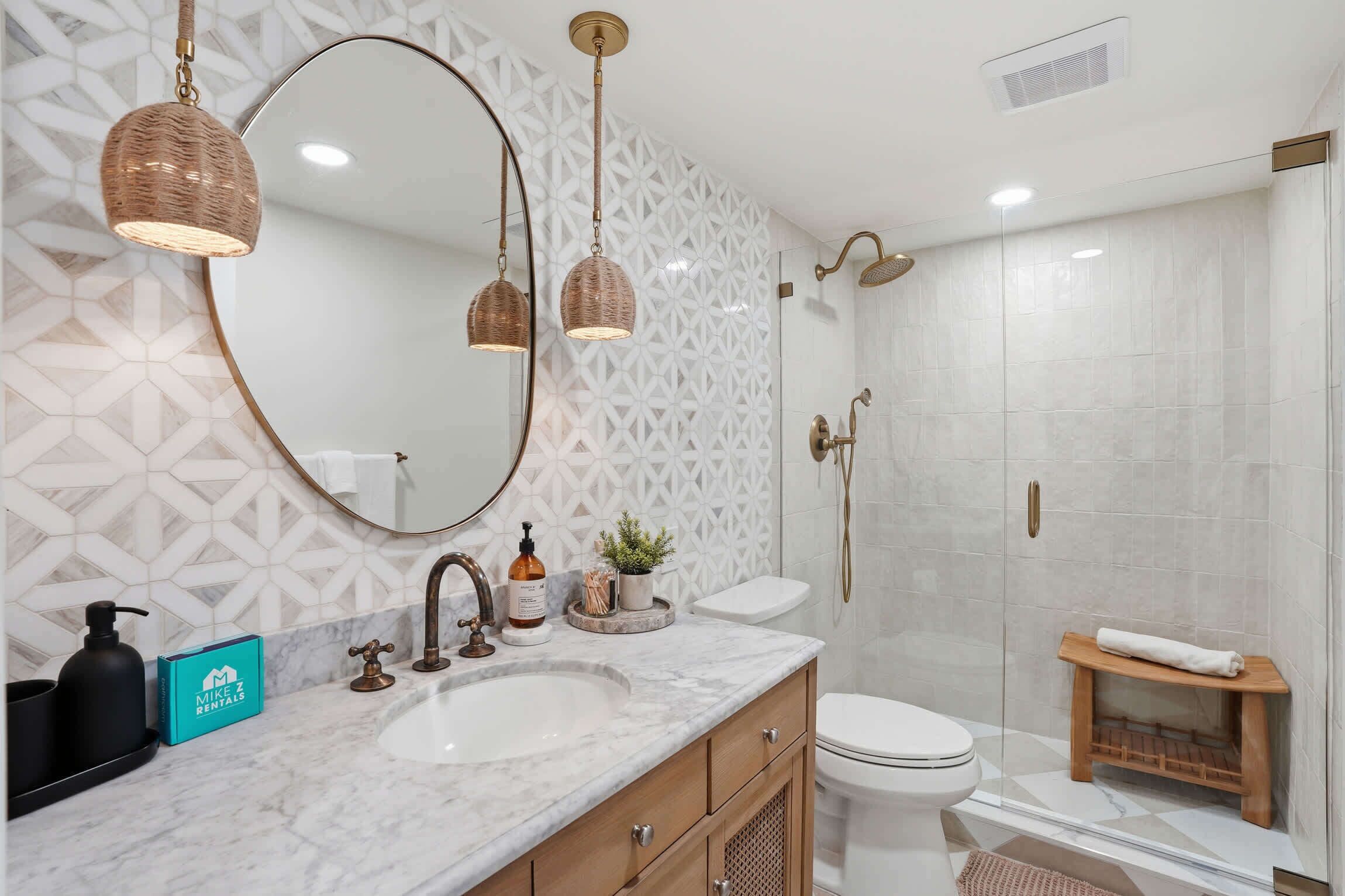 Regadera, secadora de cabello, toallas 