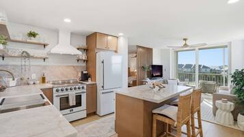 Refrigerador, microondas, horno y parrilla de estufa