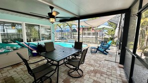 Outdoor dining - Jefferson Beach Escape - Waterfront Paradise (Fort Myers Beach)