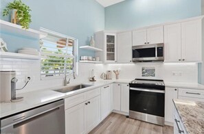 Refrigerador, lavavajillas, cafetera y tetera y comedor 