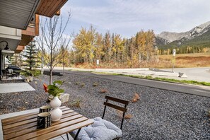 Outdoor dining - Brand New 1BR Canmore Retreat: Hot Tub, Sauna, Gym (Canmore)