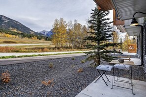 Outdoor dining - Brand New 1BR Canmore Retreat: Hot Tub, Sauna, Gym (Canmore)