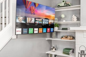 Interior - Short Drive to Campus: Comfort, Convenience Charm (Columbus)
