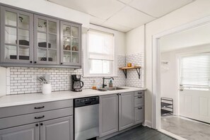 Fridge, microwave, oven, stovetop - Short Drive to Campus: Comfort, Convenience Charm (Columbus)