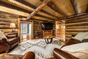 Smart TV, fireplace - Pearl’s Place| Rustic Creekside Cabin, Near Golf/Activities (Union Township)