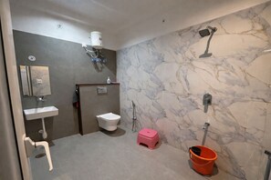 Douche, bidet, serviettes fournies, savon