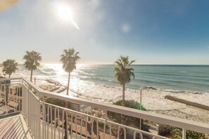 A balcony with a view of the beach and ocean. - CASA MEDITERRANEA - Vista Mare - Parcheggio (Sanremo)
