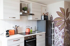 A modern kitchen with a built-in oven, a microwave, and a refrigerator. - LA TERRAZZA SUL MARE - Sanremo (Sanremo)