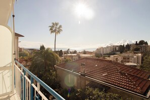 A residential area with a view of the sea, palm trees, and a clear sky. - CASA ARMONIA - Vista Mare - Sanremo (Sanremo)