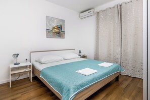 1 bedroom, bed sheets - APARTMANI KALIGER (Pakoštane)