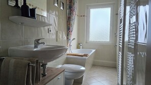 Hair dryer, towels, soap, toilet paper - Central & quiet apartment near the main station, university and Chemnitz city center (Chemnitz)